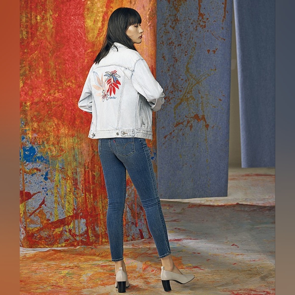 Levi's - Ex-Boyfriend Trucker Jacket Denim with Embroidered Floral Back | Small - Picture 13 of 16